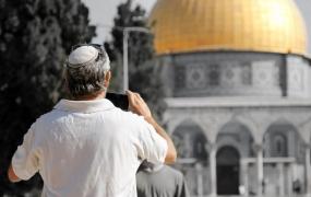 مستوطن أمام قبة الصخرة