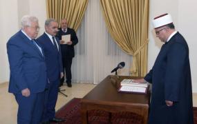 وزير الأوقاف أثناء أدائه اليمين القانونية أمام الرئيس عباس