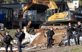 هدم مشتل عائلة صالحية