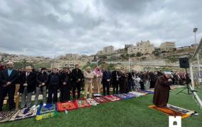 مقدسيون ومتضامنون يؤدون صلاة الجمعة على أراضي جبل المكبر