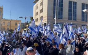 صورة من مسيرة الأعلام