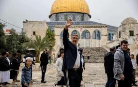 صورة مئات المستوطنين يواصلون اقتحام الأقصى