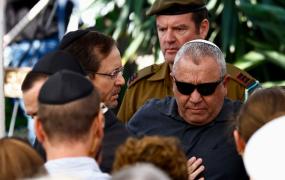 آيزنكوت في جنازة نجله