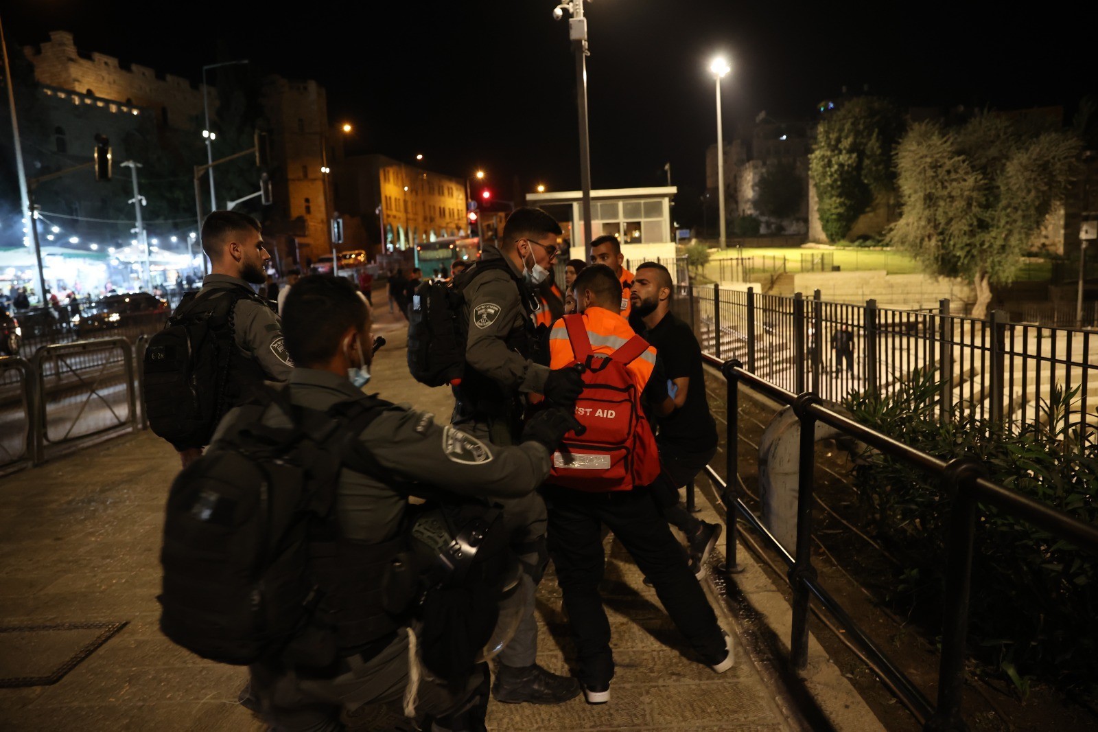 اعتداء على مسعفين.jpg