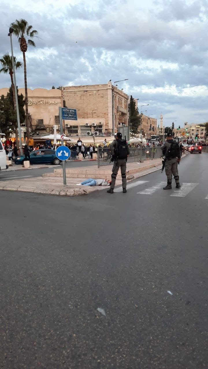 إصابة شاب باب العامود (4).jpg